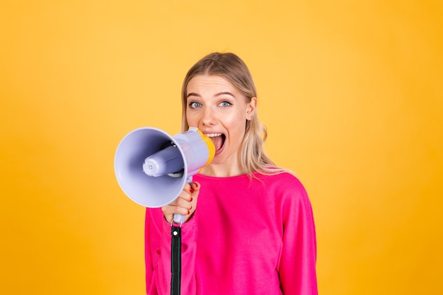 Vrij Europese vrouw in roze blouse op gele muur