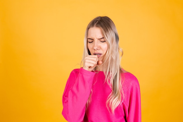 Foto vrij europese vrouw in roze blouse op gele muur
