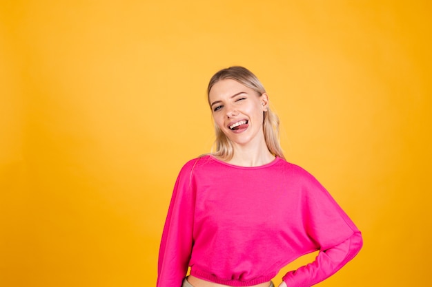 Vrij Europese vrouw in roze blouse op gele muur