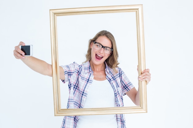 Vrij geeky hipster die selfie met smartphone nemen