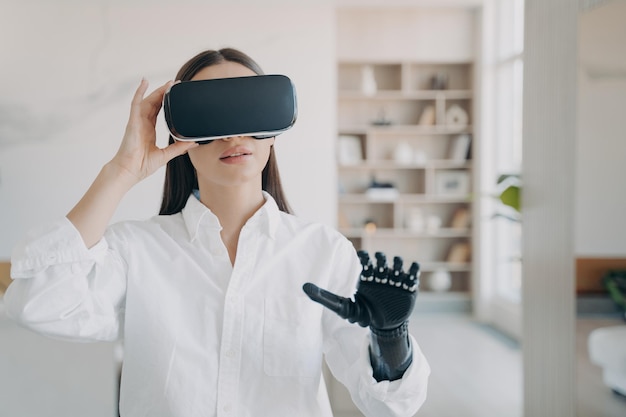 Vrij gehandicapt meisje in vr-bril thuis Futuristische medische technologie voor revalidatie