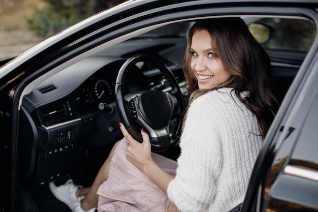 Vrij gezellige vrouw in auto