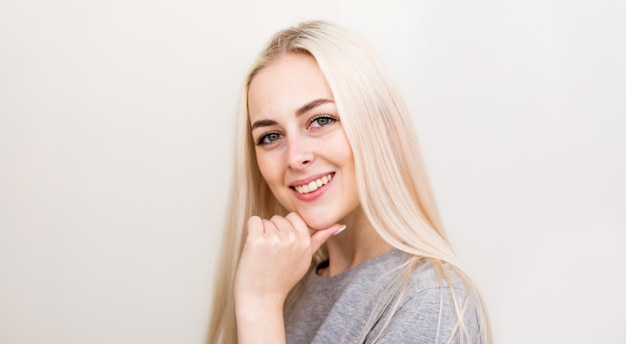 Foto vrij glimlachend vreugdevol wijfje met blond haar