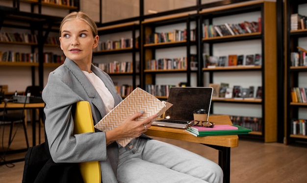 Vrij het jonge vrouw stellen bij de bibliotheek