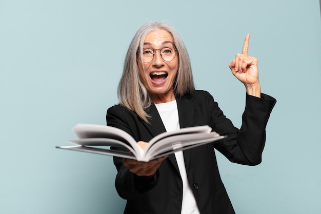 Vrij hogere onderneemster met een boek