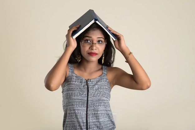 Vrij jong meisje houden en poseren met boek