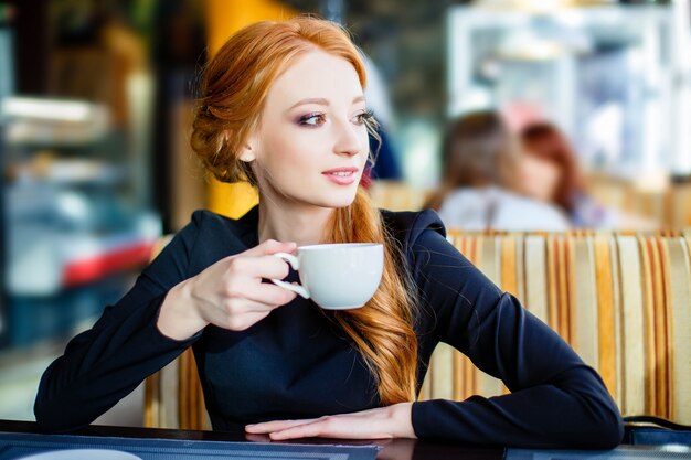 Vrij jong meisje in café.