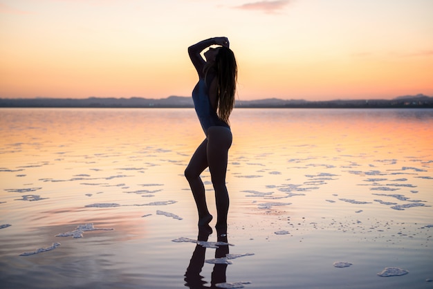 Vrij jong meisje in zwempak bij het strand