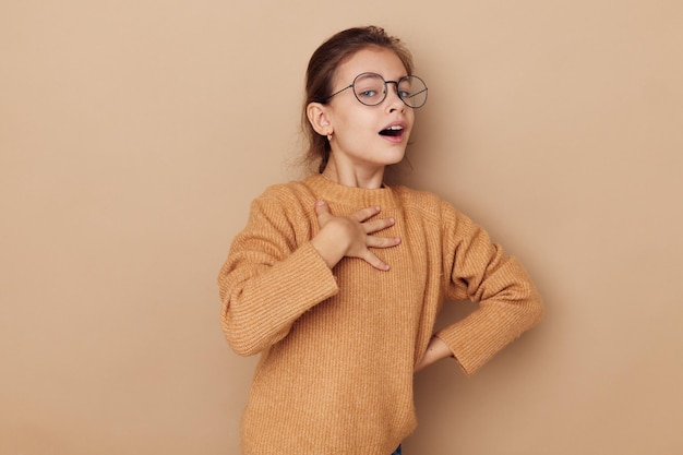 Vrij jong meisje met glazen emoties gebaar handen geïsoleerde achtergrond