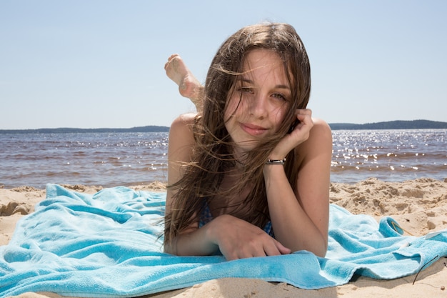 vrij jong meisje op het strand in de zomer