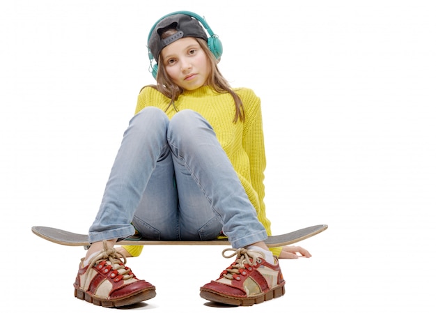 vrij jong meisje poseren met een skateboard