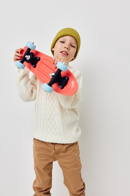 Vrij jong meisje stijlvolle kleding skateboard kinderjaren ongewijzigd
