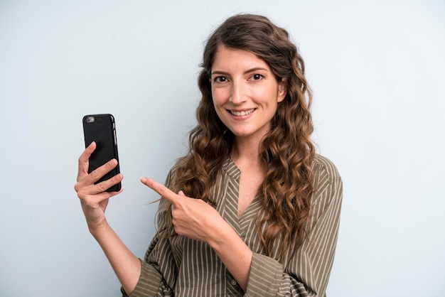 Vrij jonge volwassen vrouw die haar slimme telefoon gebruikt