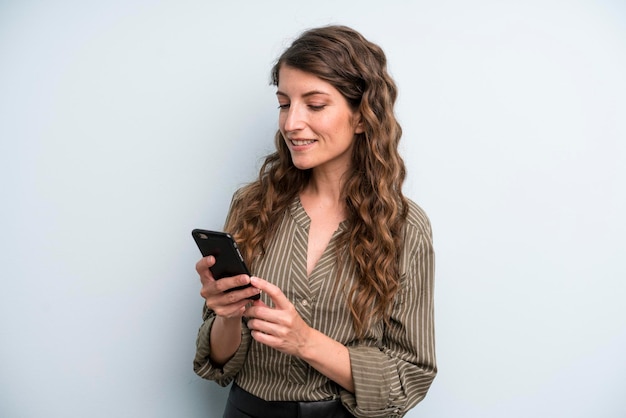 Vrij jonge volwassen vrouw die haar slimme telefoon gebruikt