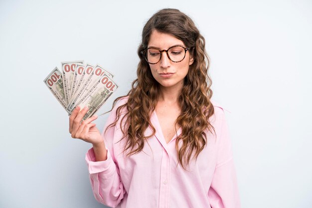 Vrij jonge volwassen vrouw met dollarbankbiljetten