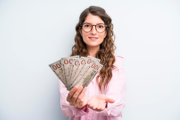 Vrij jonge volwassen vrouw met dollarbankbiljetten