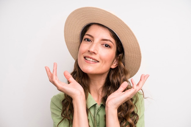 Vrij jonge volwassen vrouw met een concept van de hoedzomer