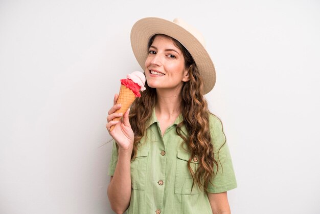 Vrij jonge volwassen vrouw met een concept van de roomijszomer