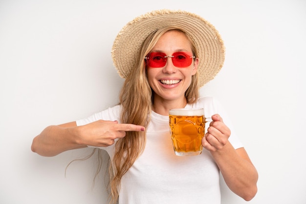 Vrij jonge volwassen vrouw met een concept van de vakantie van een bierpint