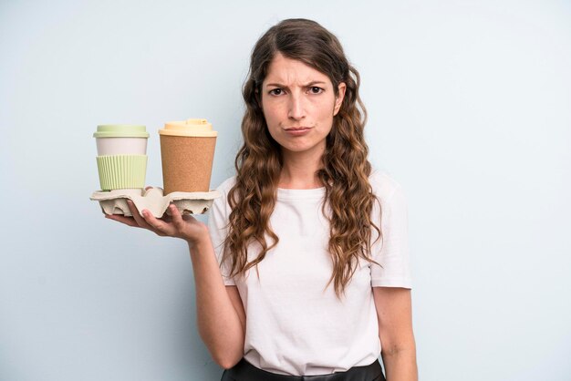 Vrij jonge volwassen vrouw met koffie om mee te nemen