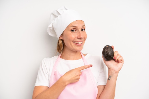 Vrij jonge volwassen vrouwenchef-kok en ingrediënt gezond voedselconcept