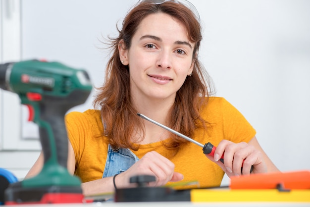 Vrij jonge vrouw die DIY-werk thuis doet