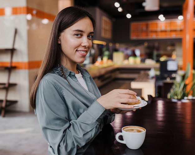 Vrij jonge vrouw die van een koffiepauze geniet