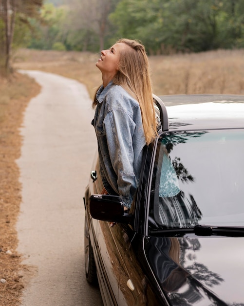 Foto vrij jonge vrouw die van roadtrip geniet