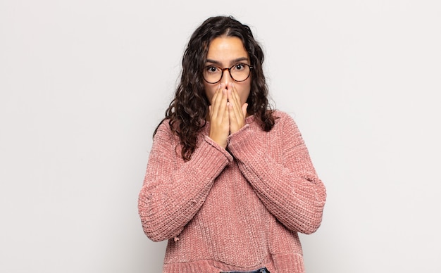 Vrij jonge vrouw die zich zorgen maakt