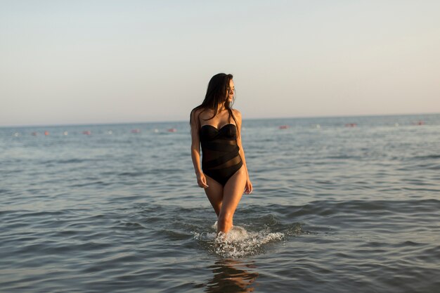 Vrij jonge vrouw in de zee