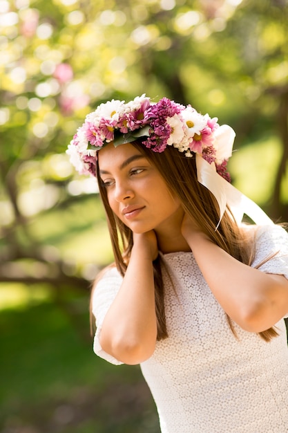 Vrij jonge vrouw met bloemen in haar haar op zonnige de lentedag