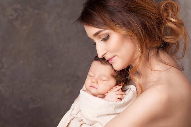 Vrij jonge vrouw met een pasgeboren baby in haar armen