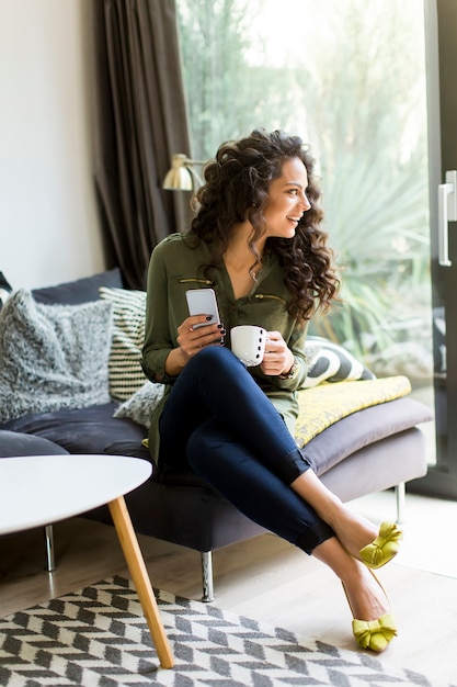 Vrij jonge vrouw met mobiele telefoon in de ruimte