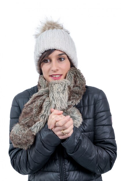 Vrij jonge vrouw met wintermuts