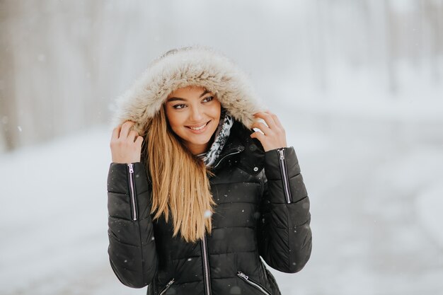 Vrij jonge vrouw op een de winterdag