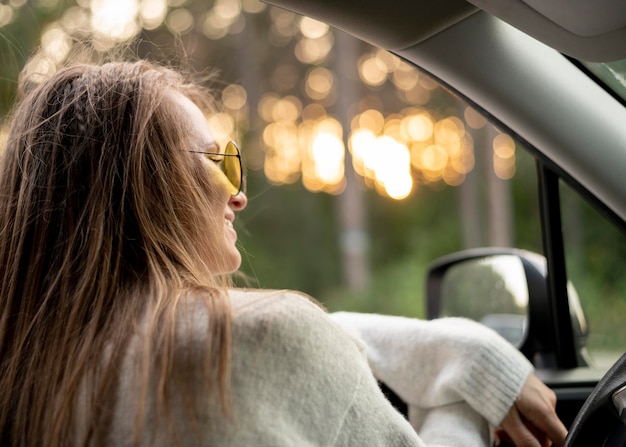 Foto vrij jonge vrouw rijden