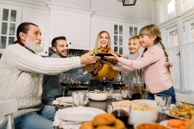 Vrij jonge vrouwenmoeder met heerlijk turkije voor vakantiediner met familie