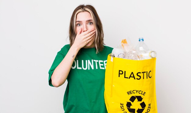 Vrij kaukasische vrouw die mond bedekt met handen met een geschokt ecologieconcept