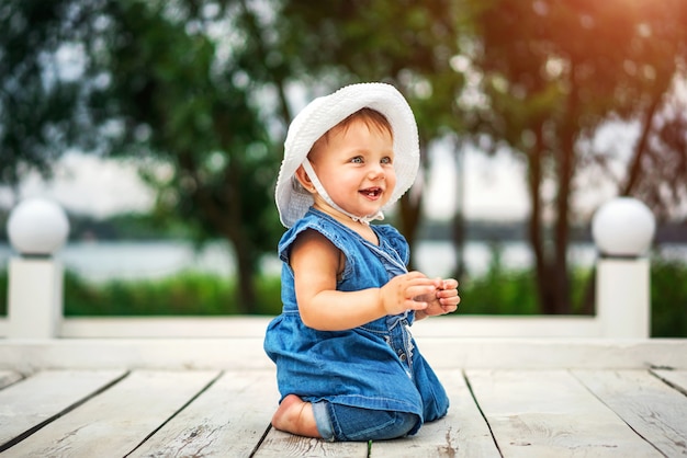 Vrij klein babymeisje die openlucht spelen