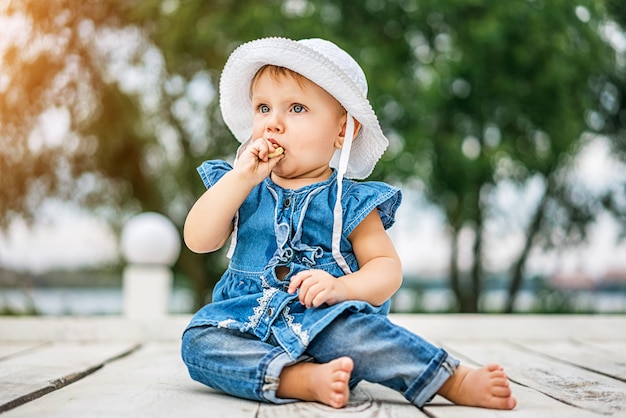 Vrij klein babymeisje die openlucht spelen