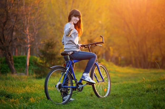 Vrij lachende meisje fietsen in het park