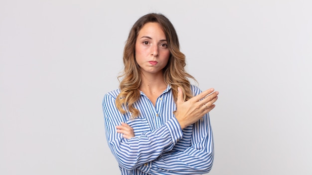 Vrij magere vrouw die verward en geen idee heeft, zich afvragend over een twijfelachtige verklaring of gedachte