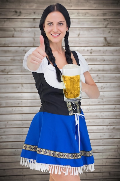 Vrij meest oktoberfest bierkroes van de meisjesholding tegen houten plankenachtergrond