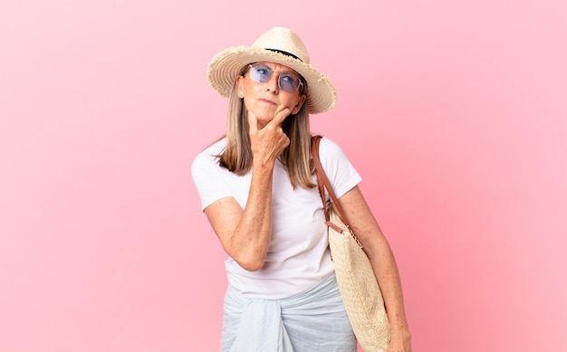 Vrij middelbare leeftijd vrouw denken, twijfelachtig en verward voelen. zomer concept