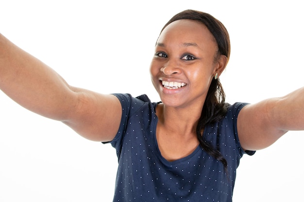 Vrij mooie jonge zwarte vrouw die selfie neemt