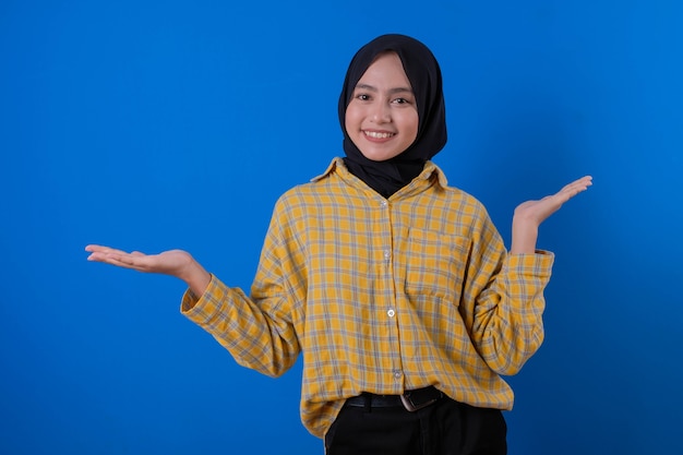 Vrij moslimmeisje vrolijke en aardige uitdrukking