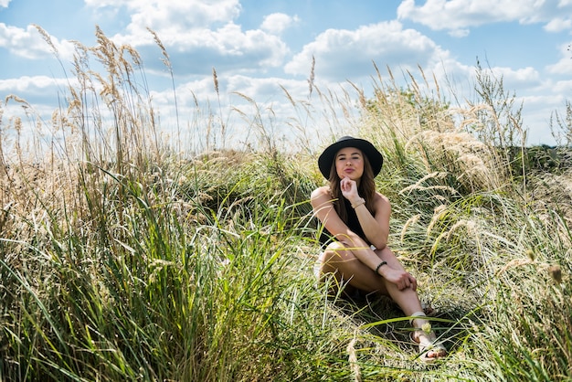 Vrij slanke youthfull vrouw die in de zomertijd van het groene landelijke gebied loopt