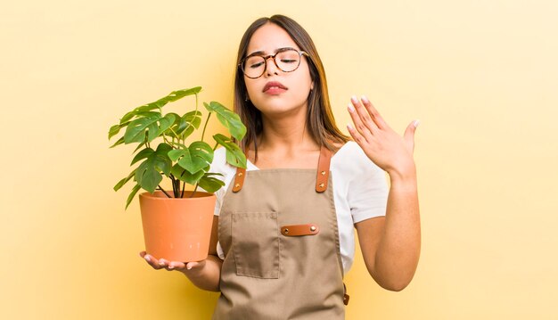 Vrij Spaans meisje dat zich gestrest voelt, angstig, moe en gefrustreerd plantconcept