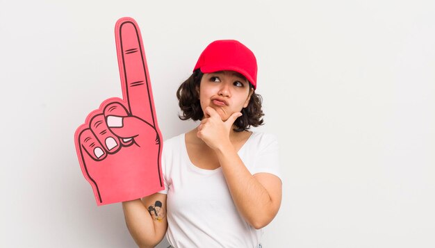 Vrij Spaans meisje denkt twijfelachtig en verward nummer één hand fan concept te voelen