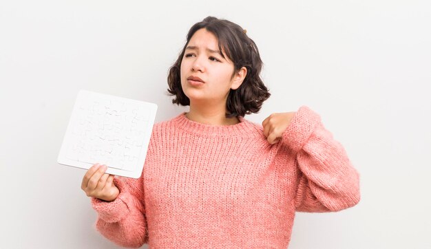 Vrij Spaans meisje voelt zich gestrest, angstig, moe en gefrustreerd